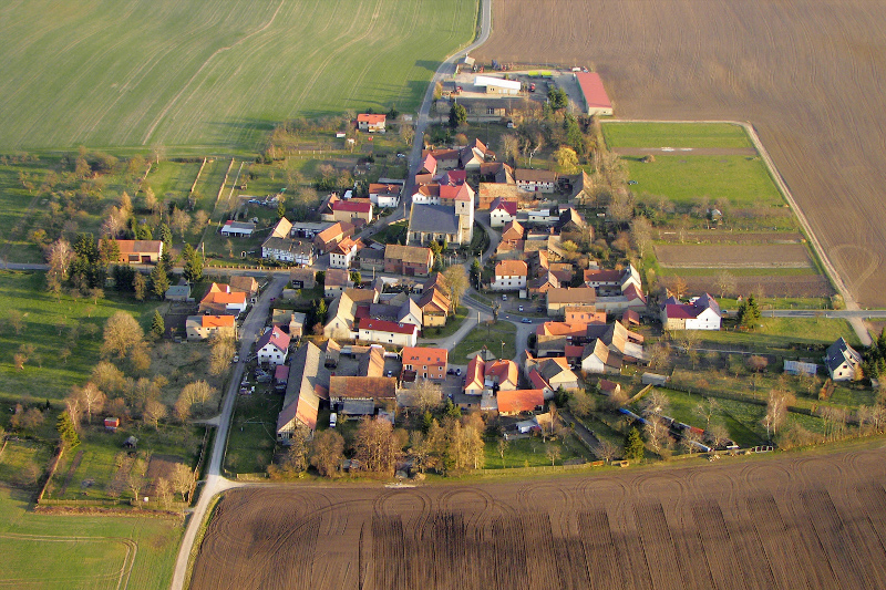 Der Ortsteil Vierzehnheiligen mit Wohnhäusern, einer Kirche, Wiesen und Feldern.