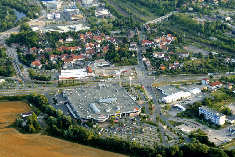 Ortsteil Burgau mit Häusern, Wiese und Burgaupark