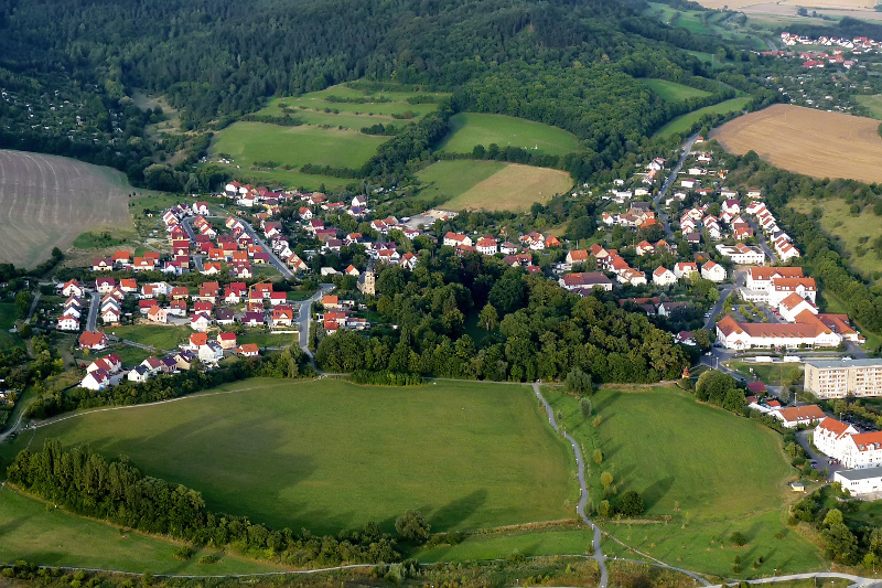 Der Ortsteil Drackendorf mit Wohnhäusern, Wiese, Wald und Feldern.