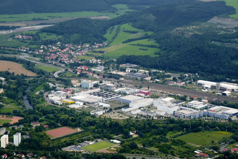 Der Ortsteil Göschwitz mit Wohnhäusern, Gewerbegebiet, Sportplatz, Wiese und Wald.