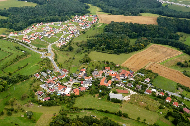 Der Ortsteil Ilmnitz mit Wohnhäusern, Wiesen, Feldern und Wald.