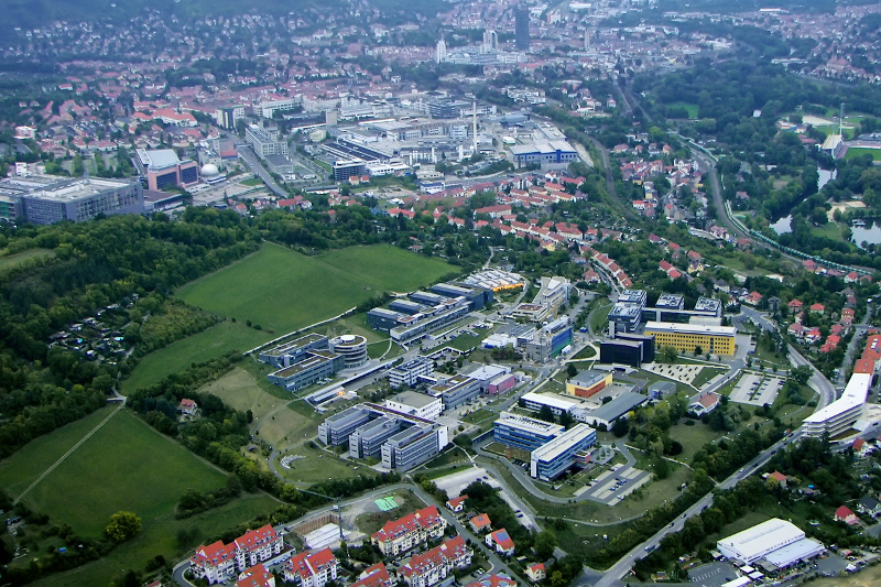 Der Ortsteil Jena-Süd mit Wohnhäusern, der Ernst-Abbe-Hochschule, der Carl-Zeiss-Promenade und Wiesen.