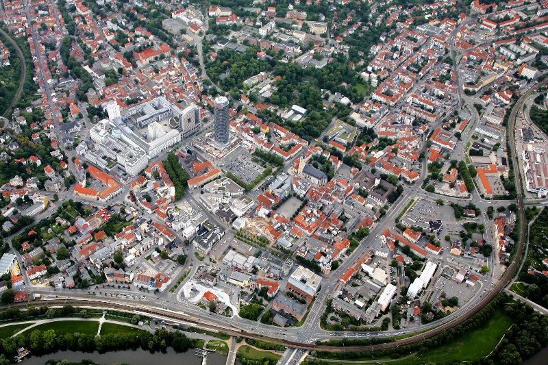 Der Ortsteil Jena-Zentrum mit Wohnhäusern, dem Jentower am Eichplatz, der Goethe Galerie, der Friedrich-Schiller-Universität und dem Paradiesbahnhof.