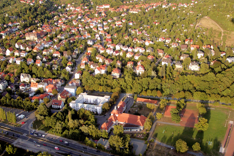 Der Ortsteil Kernberge mit Wohnhäusern, dem Staatlichen Sportgymnasium Jena und einem Studentenwohnheim.