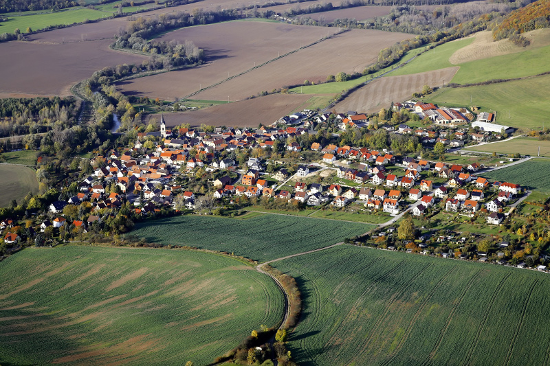 Der Ortsteil Kunitz / Laasan mit Wohnhäusern, einer Kirche, Feldern und Wiesen. 