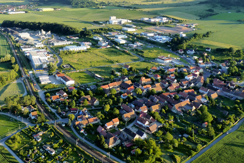 Der Ortsteil Maua mit Wohnhäusern, Wiesen und einem kleinen Gewerbegebiet.