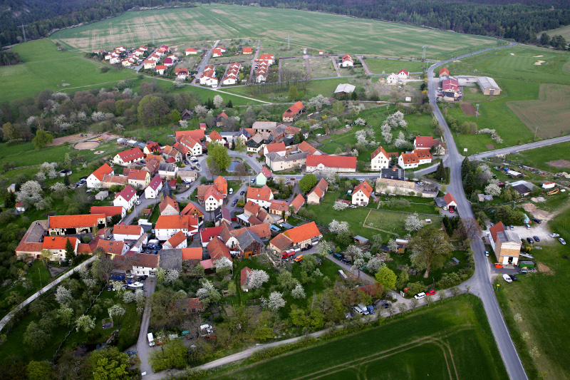 Der Ortsteil Münchenroda / Remderoda mit Wohnhäusern, Wiesen, Feldern und Wald.