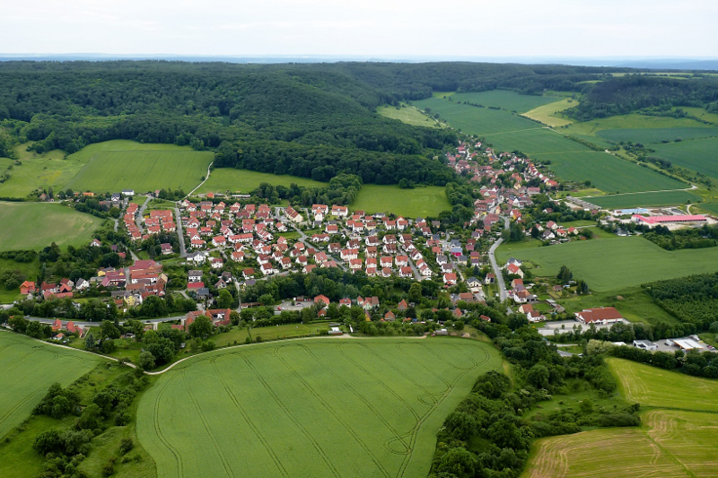 Der Ortsteil Jenaprießnitz / Wogau mit Wohnhäusern, Feldern und Wald. 