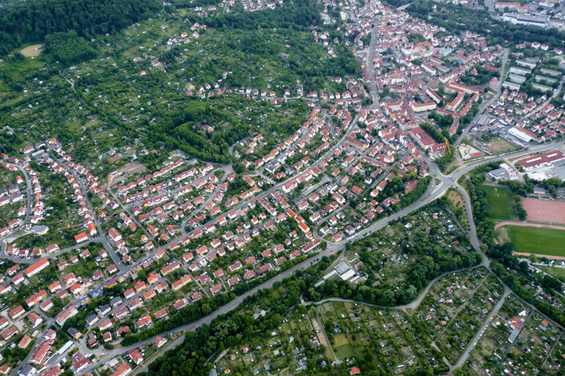 Der Ortsteil Wenigenjena mit Wohnhäusern, dem Staatlichen Angergymnasium, dem Platz des Fußballclub Thüringen Jena und diversen Gartenanlagen.
