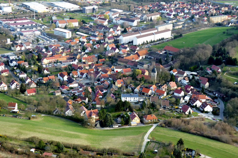 Der Ortsteil Zwätzen mit Wohnhäusern, Wiesen, diversen Supermärkten und dem Autohaus Fischer.
