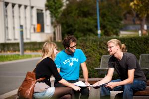 Studenten im Gespräch auf der Freifläche vor der Fachhochschule