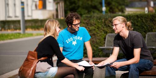Studenten im Gespräch auf der Freifläche vor der Fachhochschule